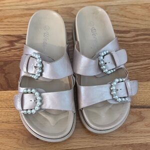 Women's Pearl Buckle Sandals - Light Pink